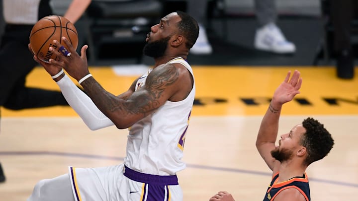 LeBron James sigue sumando números a su histórica carrera en la NBA