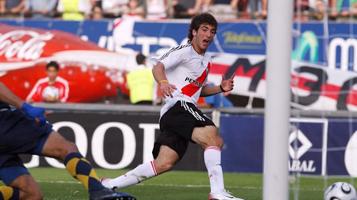 Higuaín anota ante Boca en un clásico de 2006