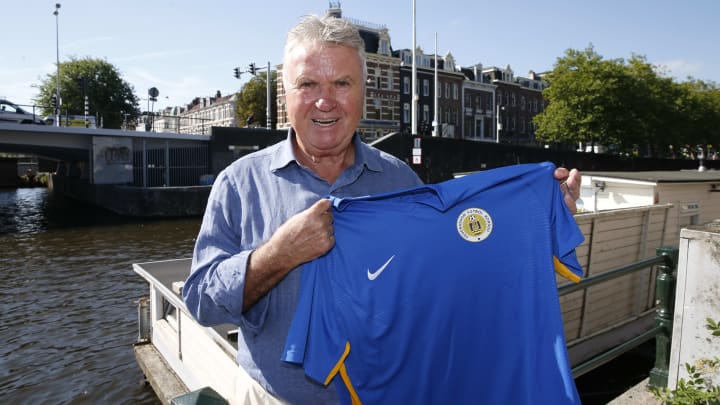 Hiddink präsentiert freudestrahlend das Nationalmannschaftstrikot Curaçaos Hiddink präsentiert freudestrahlend das Nationalmannschaftstrikot Curaçaos