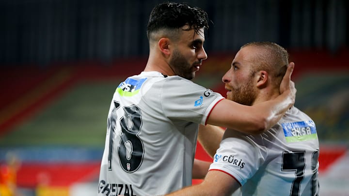Rachid Ghezzal'ın Gökhan Töre'yle sevinci Rachid Ghezzal'ın Gökhan Töre'yle sevinci