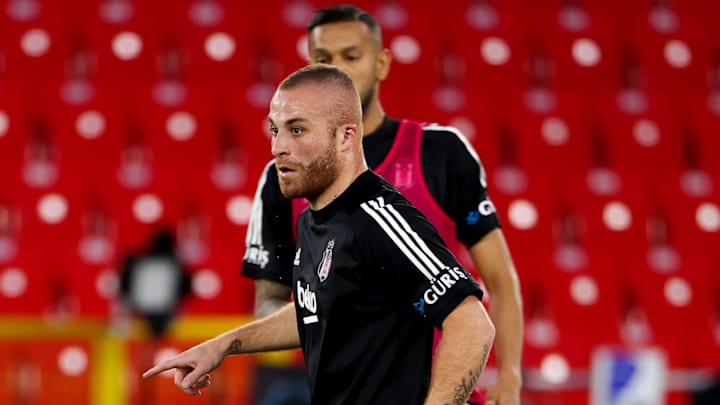 Gökhan Töre ısınıyor. Gökhan Töre ısınıyor.