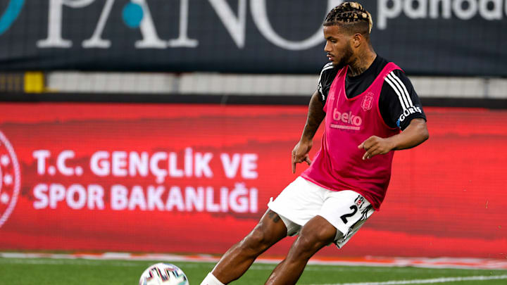 Valentin Rosier topla ısınıyor. Valentin Rosier topla ısınıyor.
