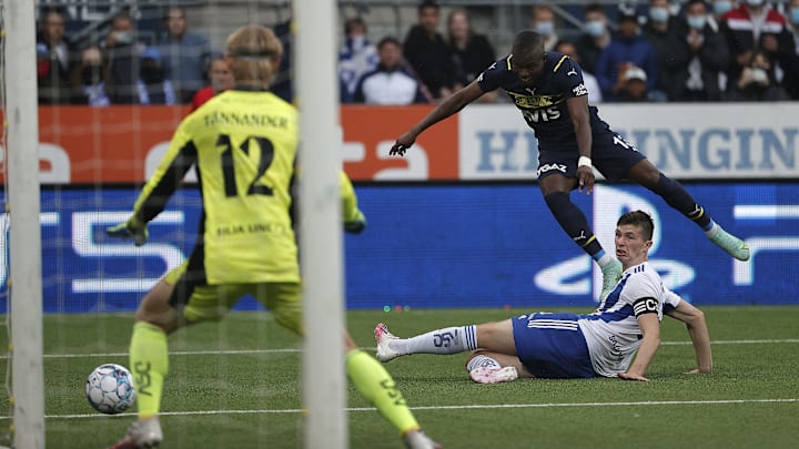 Enner Valencia şutu çekerken müdahale geliyor. Enner Valencia şutu çekerken müdahale geliyor.