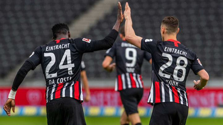 Danny da Costa klatscht mit Dominik Kohr ab