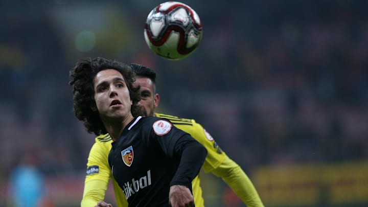 Emre Demir topu kontrol ediyor. Emre Demir topu kontrol ediyor.