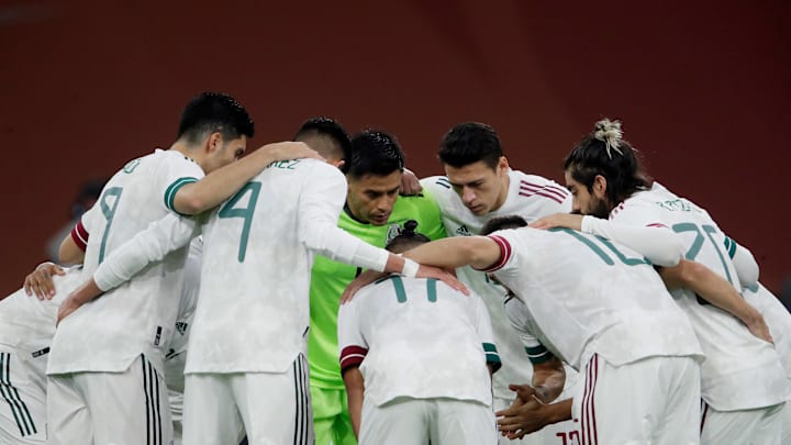 Jugadores de México previo a un partido ante Holanda. Jugadores de México previo a un partido ante Holanda.