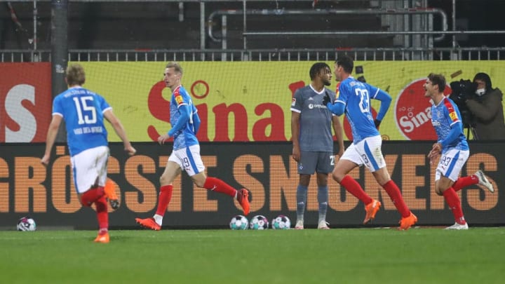 Nach seinem guten Spiel gegen St.Pauli erlebte Josha Vagnoman (inmitten der jubelnden Kieler) gestern einen gebrauchten Abend 