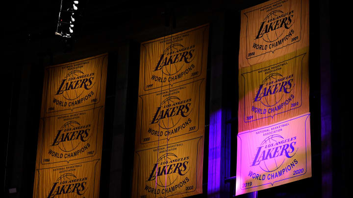 Lakers develaron su pancarta de campeones de la NBA 