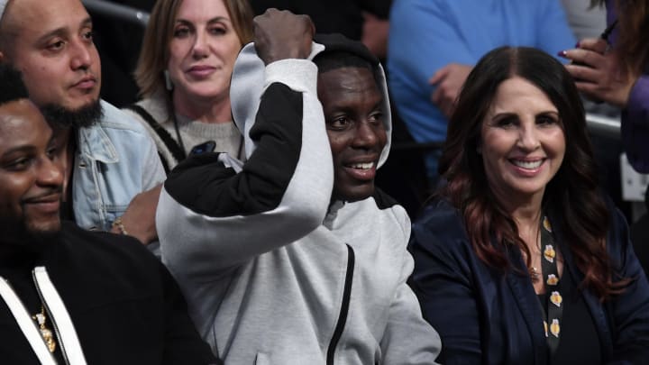 Darren Collison estuvo presente en el último juego de los Lakers, muy cerca de la dueña Jeanie Buss