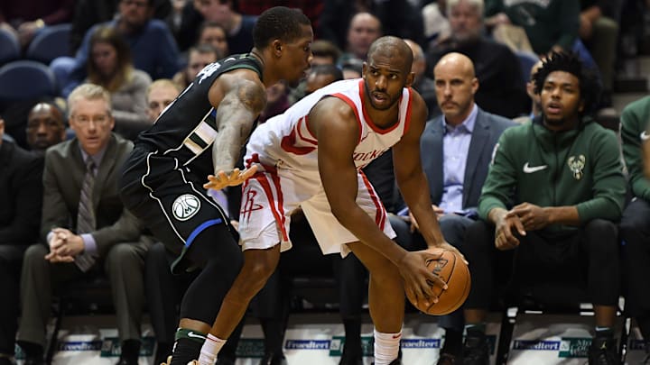 Eric Bledsoe (izq) defiende a Chris Paul en partido NBA entre Houston Rockets y Milwaukee Bucks