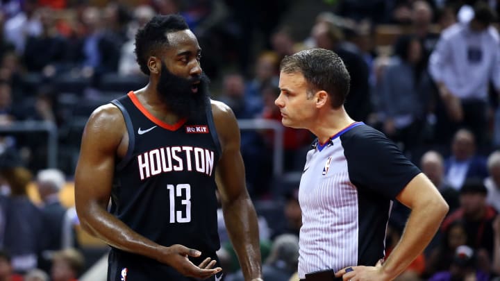 James Harden discute con el árbitro durante el juego de NBA entre Houston Rockets y Toronto Raptors