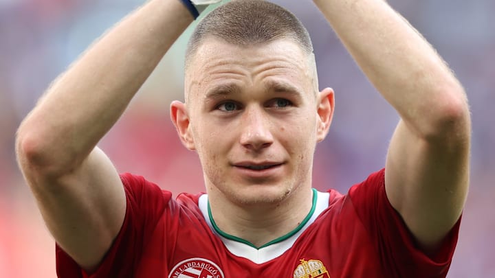 Attila Szalai tribünlere alkışla karşılık veriyor. Attila Szalai tribünlere alkışla karşılık veriyor.