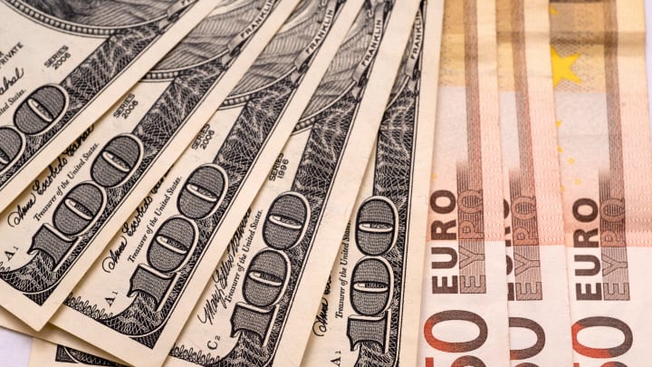 100 Amerikan Doları ve 50 Euro'luk banknotlar 100 Amerikan Doları ve 50 Euro'luk banknotlar