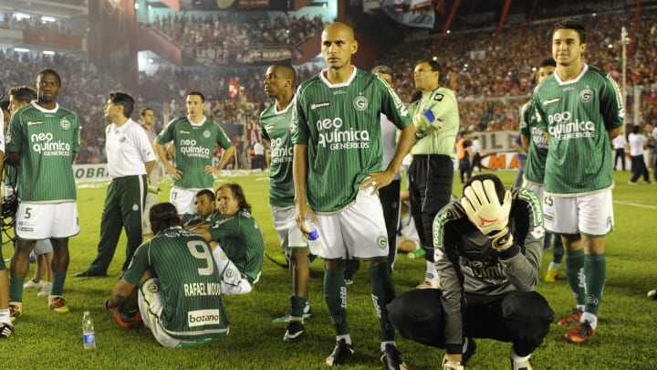 Los jugadores de Goias lamentan la derrota ante Independiente