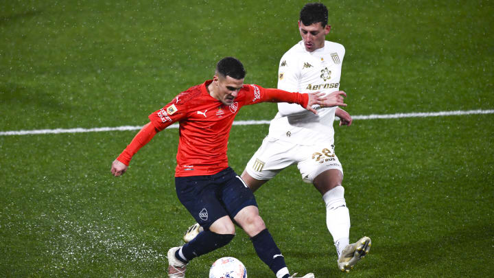 Fabricio Bustos, Tomas Chancalay'ın savunmasında Fabricio Bustos, Tomas Chancalay'ın savunmasında