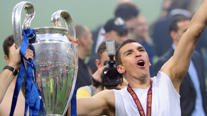 Lucio levantando la Copa de Europa ganada en el Santiago Bernabéu