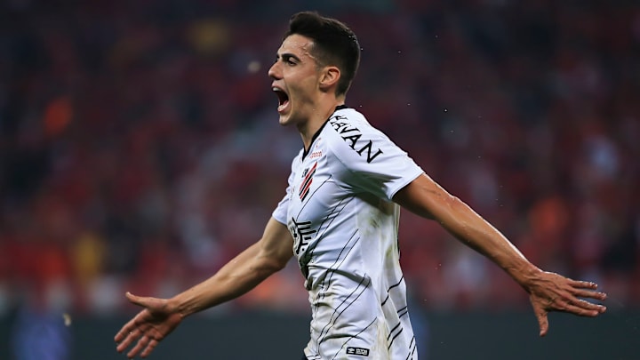 Sem sucesso no Santos, clube que o tirou do Guarani, Léo Cittadini tentou e decolou no Athletico Paranaense.