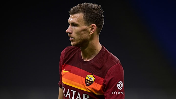 Edin Dzeko con la maglia della Roma Edin Dzeko con la maglia della Roma