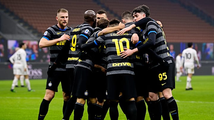Un abbraccio collettivo del'Inter contro il Benevento Un abbraccio collettivo del'Inter contro il Benevento