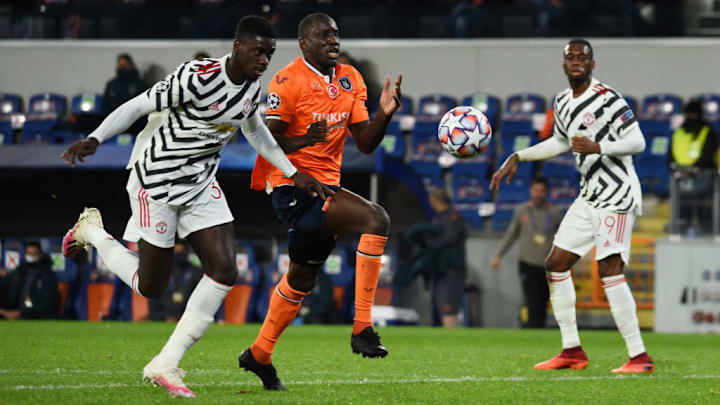 Tuanzebe (à gauche) n'a pas eu la tâche facile face à Demba Ba