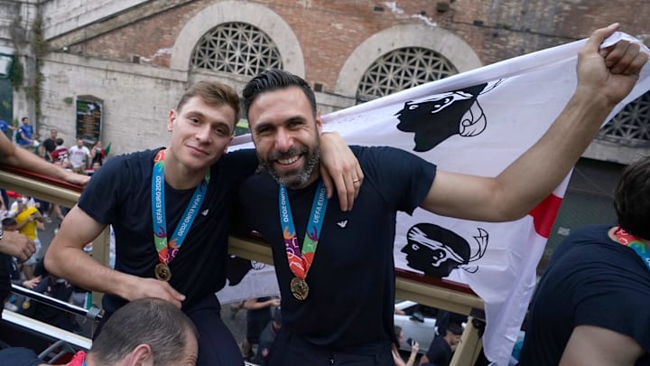 I sardi Barella e Sirigu con la bandiera dei quattro mori I sardi Barella e Sirigu con la bandiera dei quattro mori