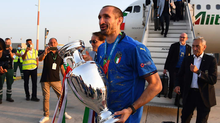 Chiellini all'arrivo in Italia con la Coppa Chiellini all'arrivo in Italia con la Coppa