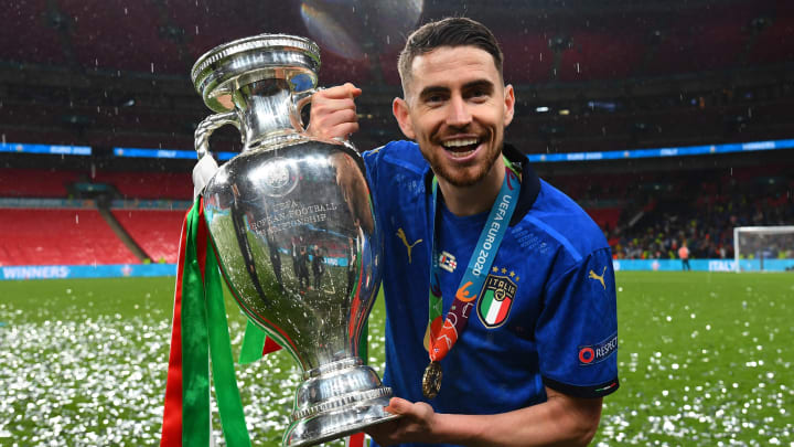 Jorginho dengan trofi Piala Eropa 2020