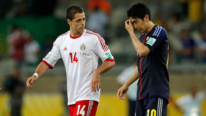 Javier Hernández con un jugador de Japón.