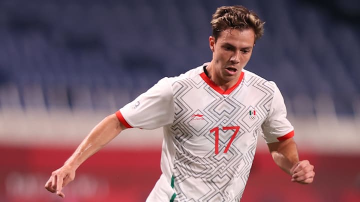 Sebastian Cordova conduce un balón con la Selección Mexicana Sebastian Cordova conduce un balón con la Selección Mexicana