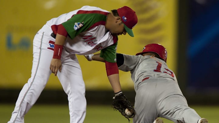 Jose Constanza (R) of Dominican Leones d Jose Constanza (R) of Dominican Leones d