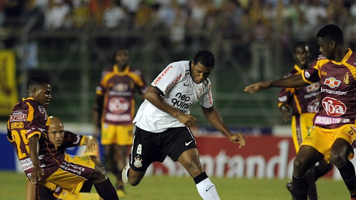 Jucilei (C), of Brazil's Corinthians, in