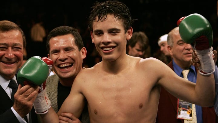 Julio Cesar Chavez Jr. celebra su victoria ante su rival, Jeremy Stiers ante una gran multitud