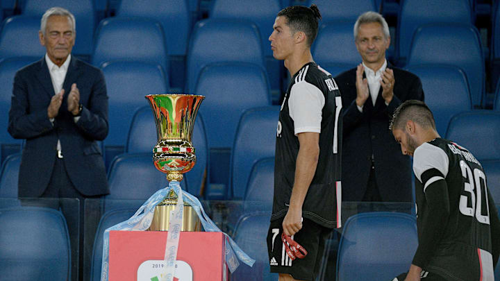 Cristiano Ronaldo devant la Coupe d'Italie Cristiano Ronaldo devant la Coupe d'Italie