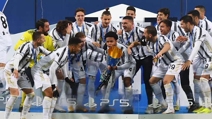 La Juventus festeggia il trionfo in Supercoppa Italiana La Juventus festeggia il trionfo in Supercoppa Italiana