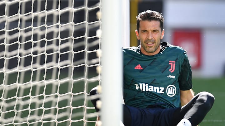 Gianluigi Buffon mencatatkan penampilan ke-648 di kompetisi Serie A Gianluigi Buffon mencatatkan penampilan ke-648 di kompetisi Serie A