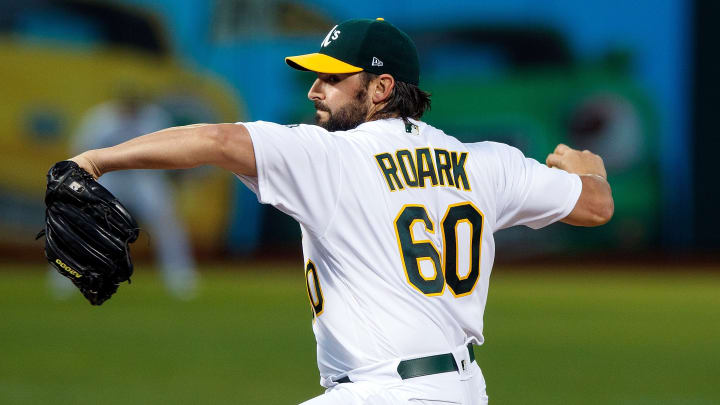 Tanner Roark lanza durante un partido de MLB entre Reales de Kansas City y Atléticos de Oakland