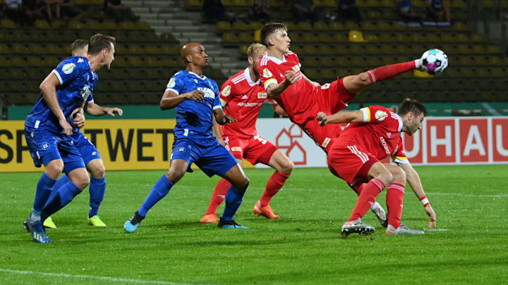 Schlotterbeck macht artistisch den Siegtreffer.