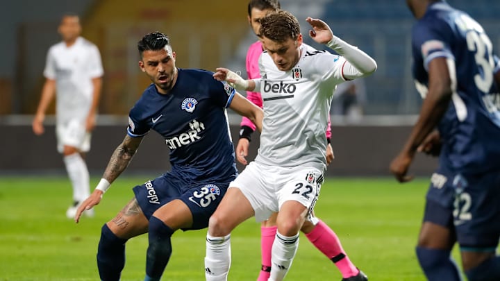 Adem Ljajic topu Aytaç Kara'dan korumaya çalışıyor. Adem Ljajic topu Aytaç Kara'dan korumaya çalışıyor.