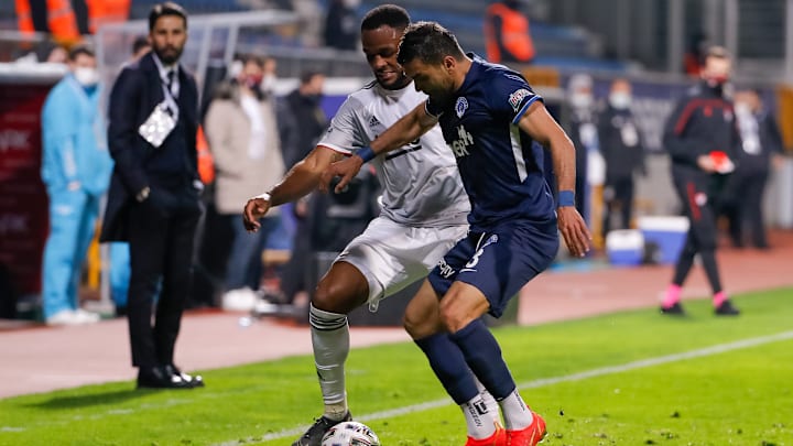 Cyle Larin ile Oussama Haddadi arasındaki ikili mücadele Cyle Larin ile Oussama Haddadi arasındaki ikili mücadele