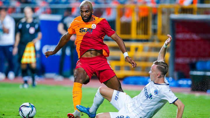 Ryan Babel topu kurtarıyor. Ryan Babel topu kurtarıyor.