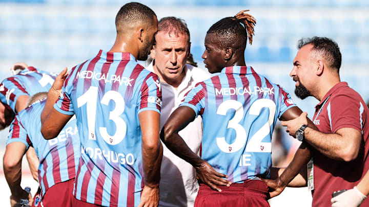 Abdullah Avcı savunmacılarıyla konuşuyor. Abdullah Avcı savunmacılarıyla konuşuyor.