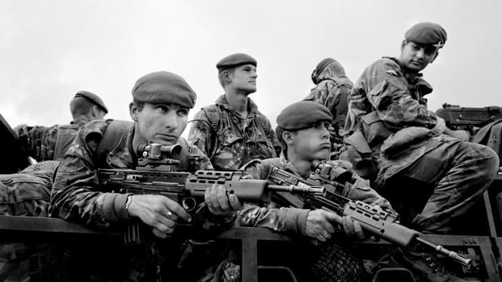 Kosovo, Pristina, British paratroopers entering town