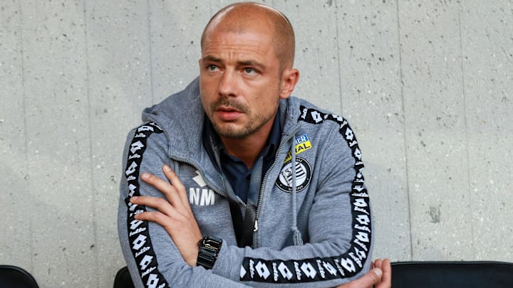 Nestor El Maestro mücadeleyi takip ediyor. Nestor El Maestro mücadeleyi takip ediyor.