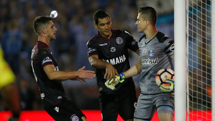 Sand y Silva buscan la pelota con Marcelo Grohle en la final de 2017