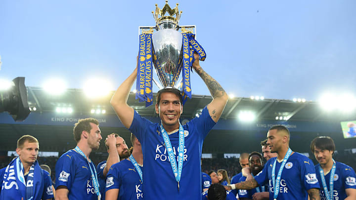 Ulloa levanta el trofeo de la Premier League en 2016