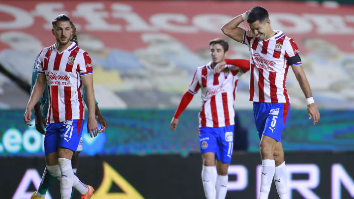 Jugadores de las Chivas del Guadalajara se lamentan en un partido ante el FC Léon. Jugadores de las Chivas del Guadalajara se lamentan en un partido ante el FC Léon.