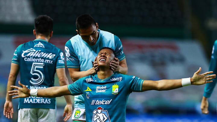 Jugadores del Club León celebran un gol.