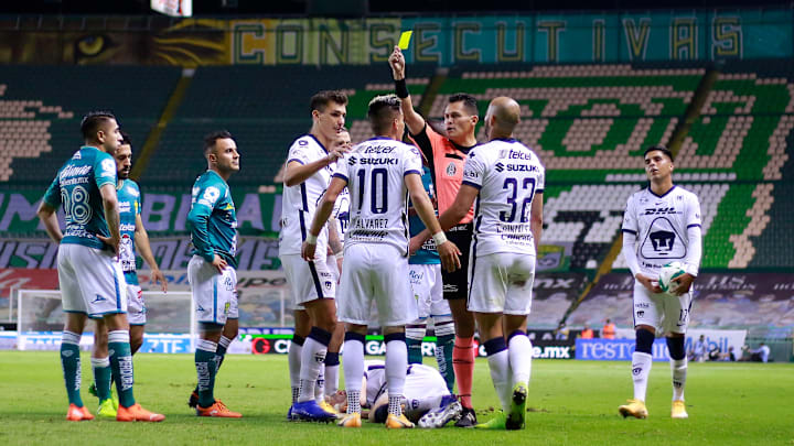Jugadores de los Pumas UNAM reclaman una jugada al árbitro. Jugadores de los Pumas UNAM reclaman una jugada al árbitro.