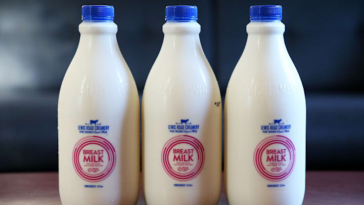 La leche es uno de los remedios más usados para eliminar ojeras