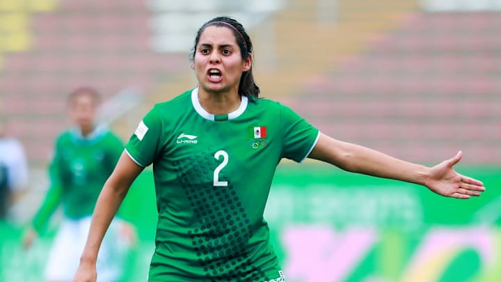 Kenti Robles, con playera verde, da direcciones
